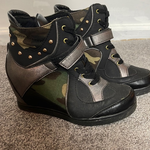 Wild Diva Shoes - Wild Diva Wedge Sneaker Black with Camo